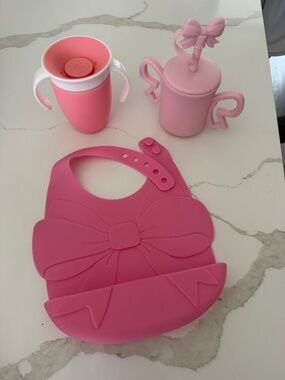 Baby girl - 2 sippy cups and a bow silicon bib
